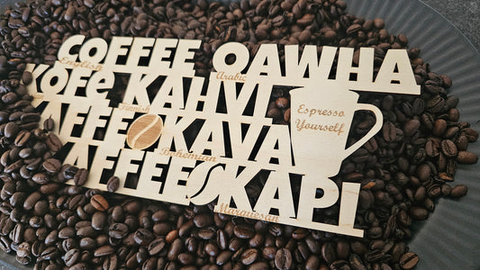 Kaffebar skilt i træ med kaffebønner og kaffekop