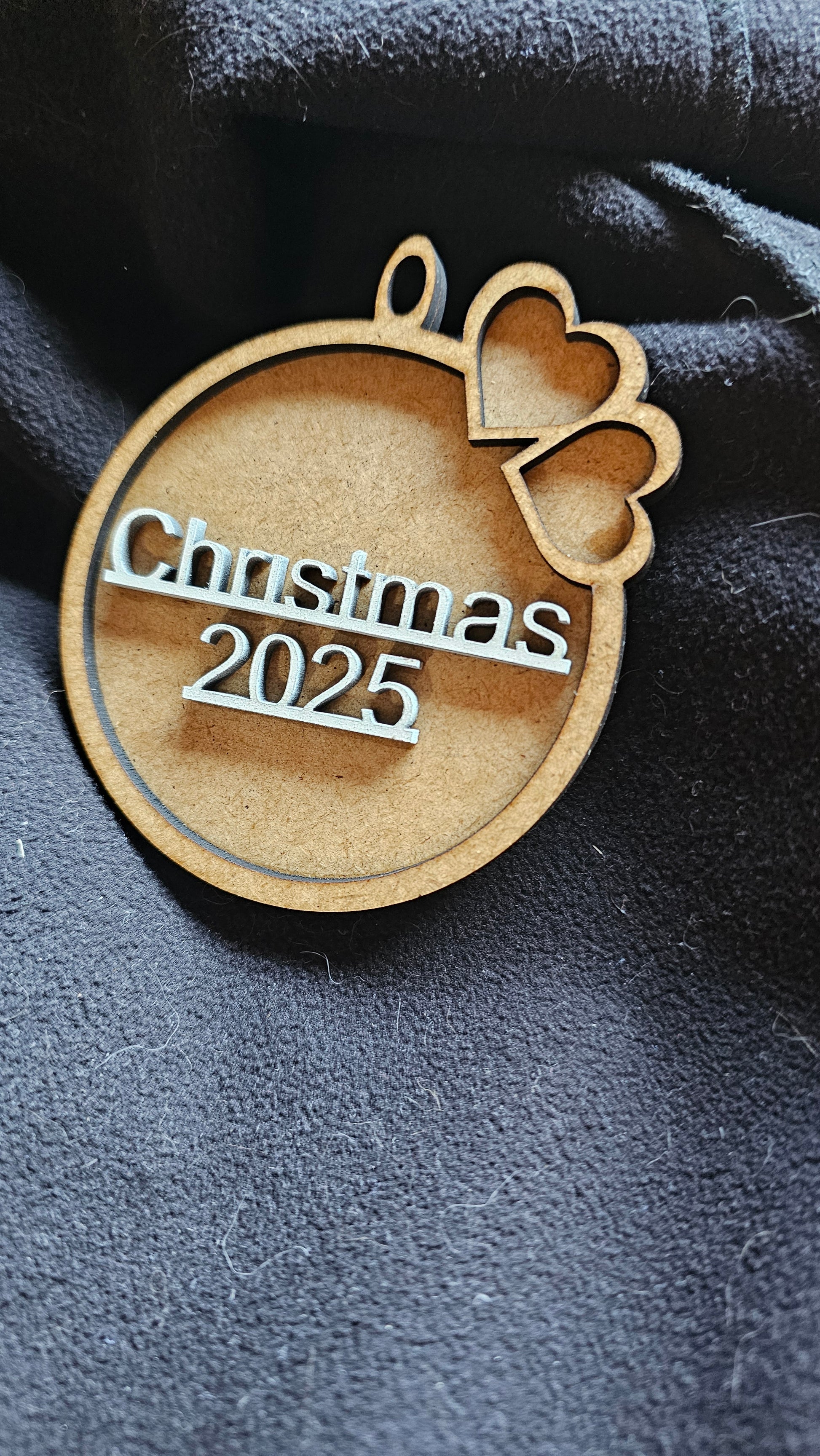 Rustik julekugle af træ
