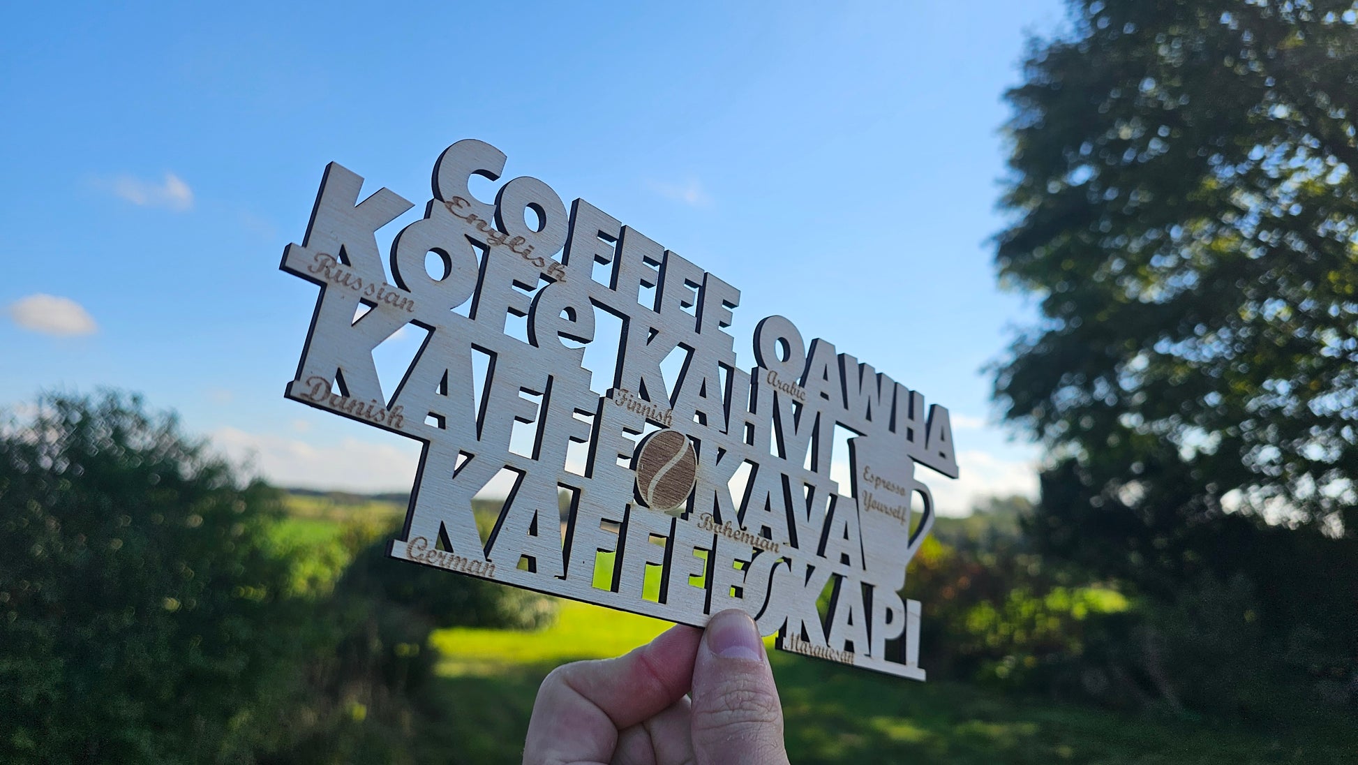 Kaffebar skilt i træ med kaffebønner og kaffekop