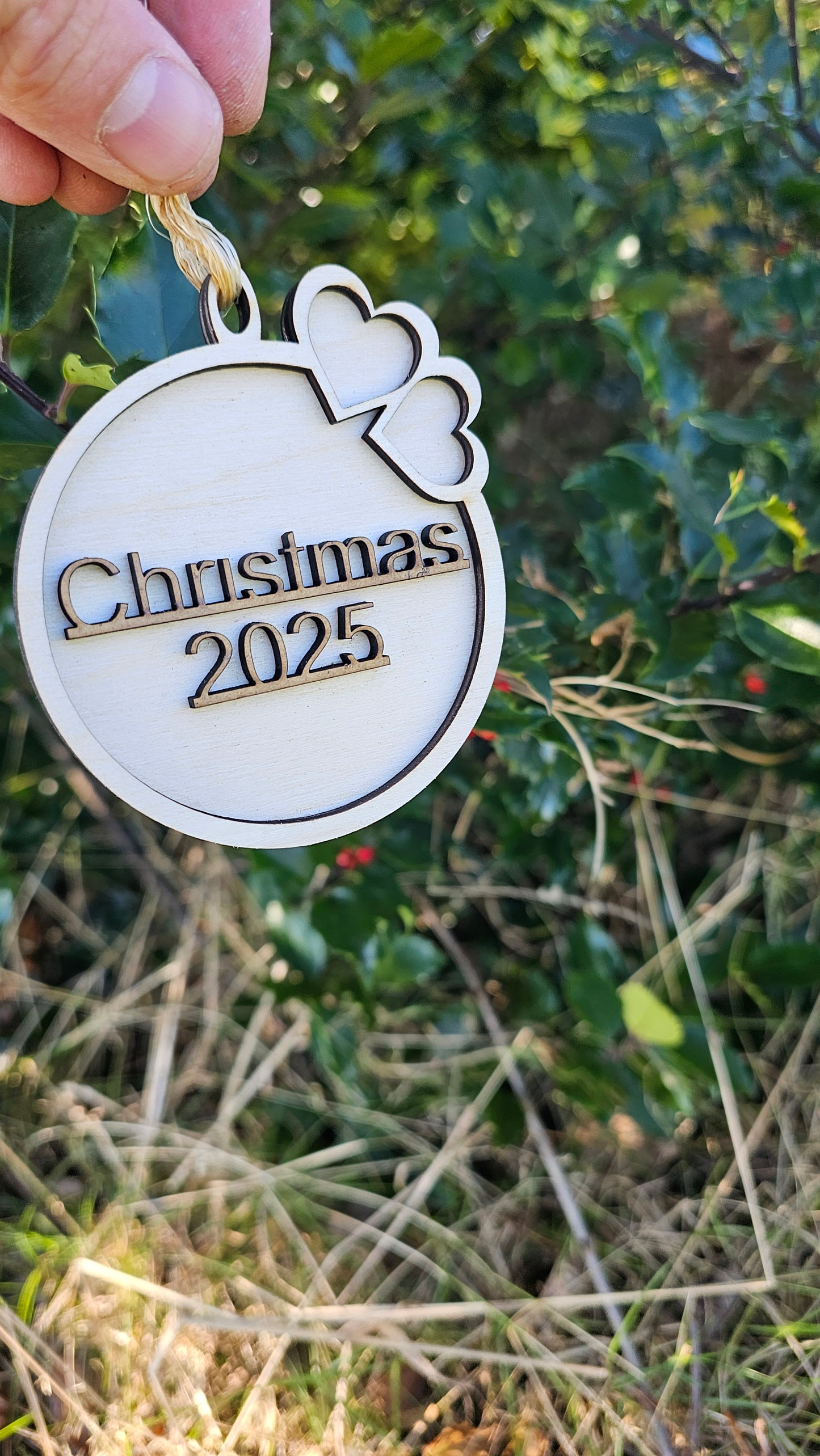 Elegant julekugle af træ
