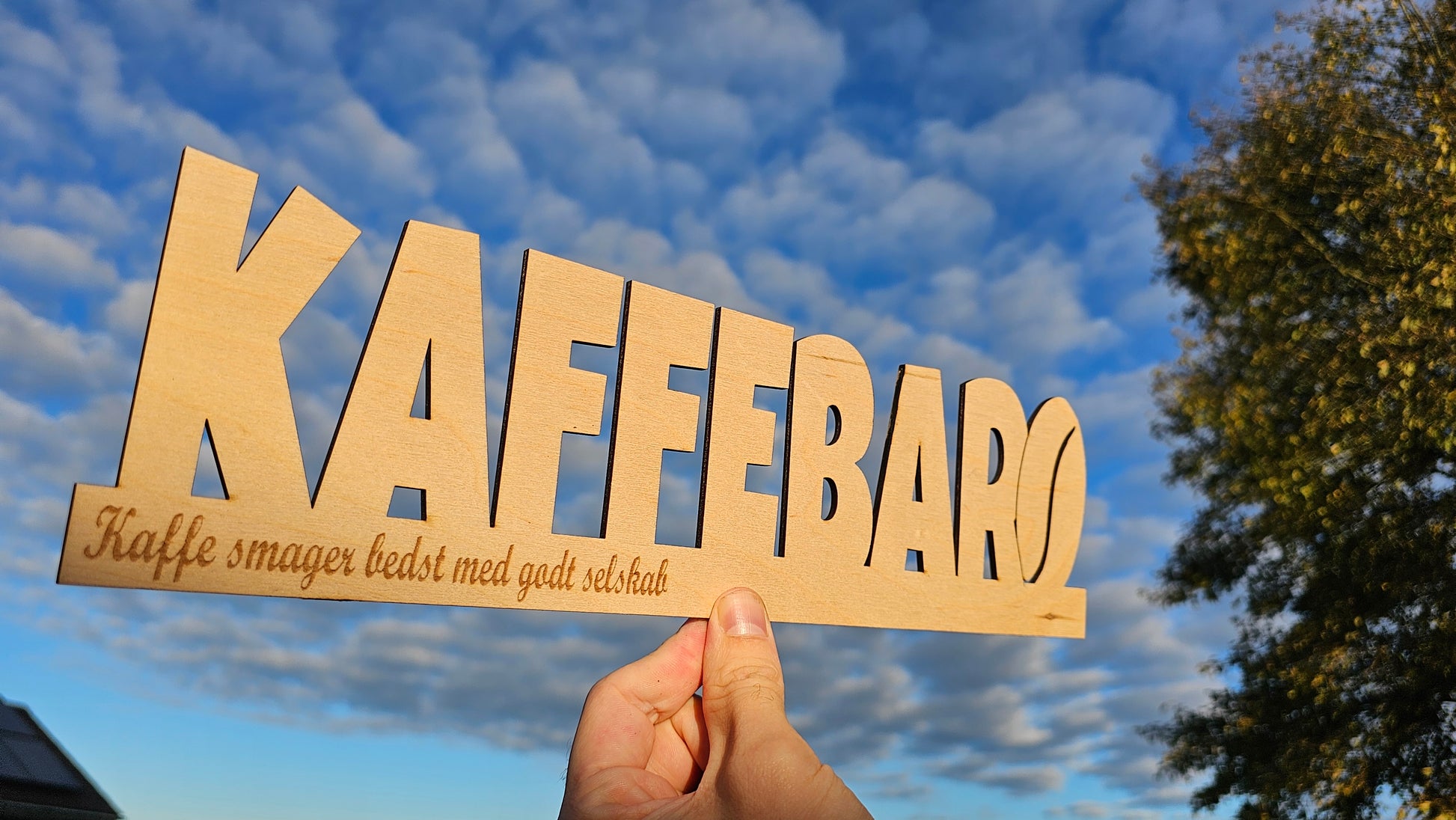 skilt med kaffebar med kaffebønne 