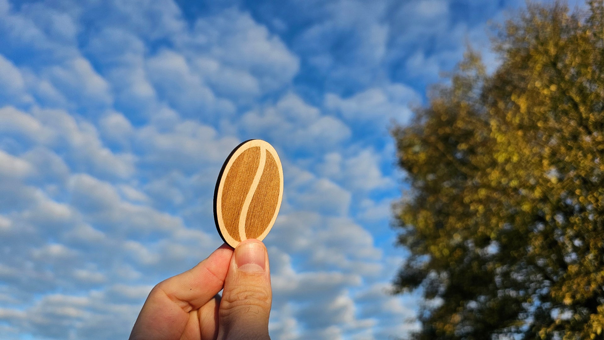 Træskilt formet som kaffebønne