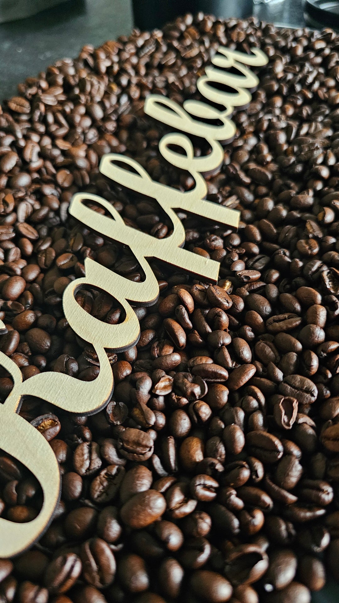 Vægdekoration i træ med enkel typografi