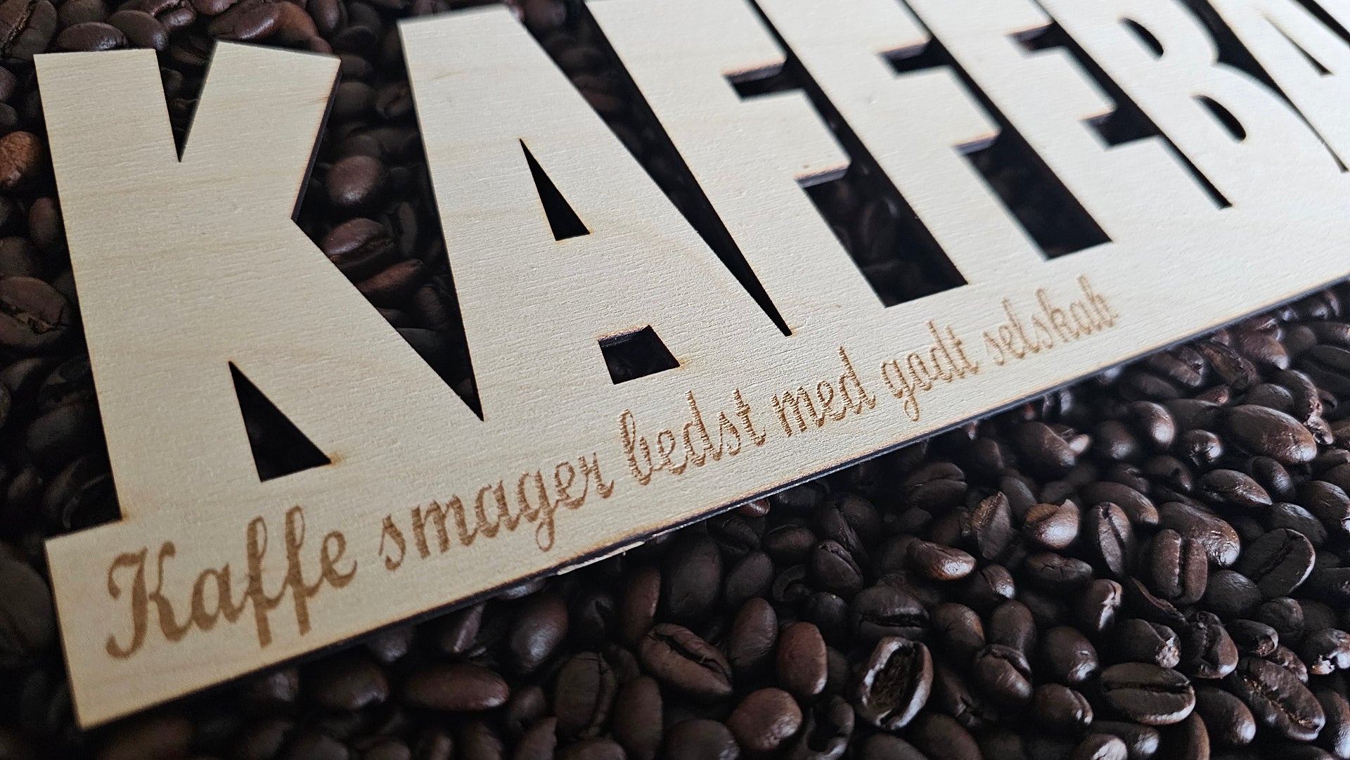 Træskilt kaffe smager bedst med godt selskab – nordisk stil