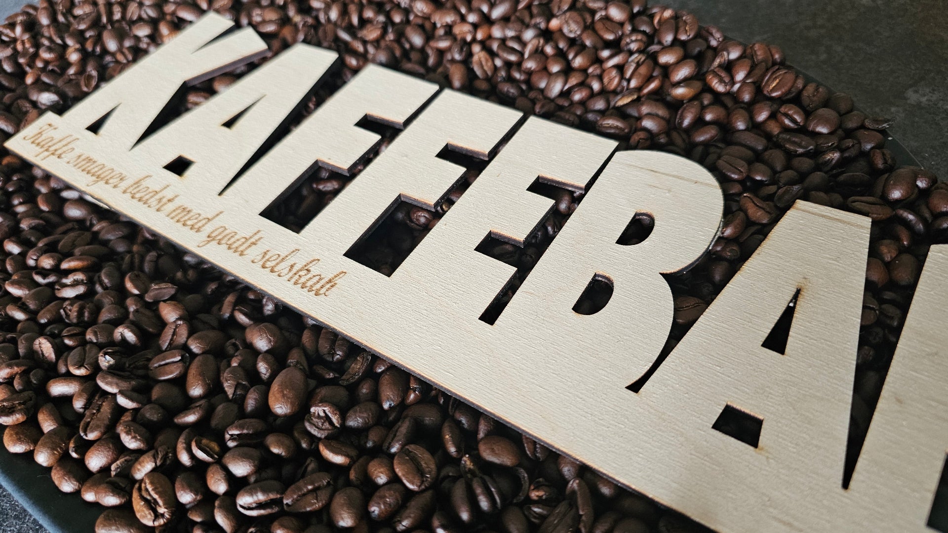 Vægskilt træ til kaffehjørne med hygge budskab